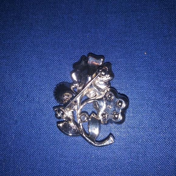 Floral Inspired Brooch - Picture 2 of 2